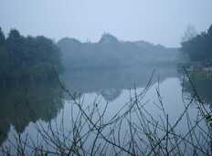 去年一个阴雨天早晨的湖面